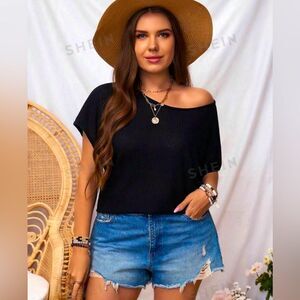 SHEIN LUNE Plus Size Women
Summer Solid Color Asymmetric Collar Shirt